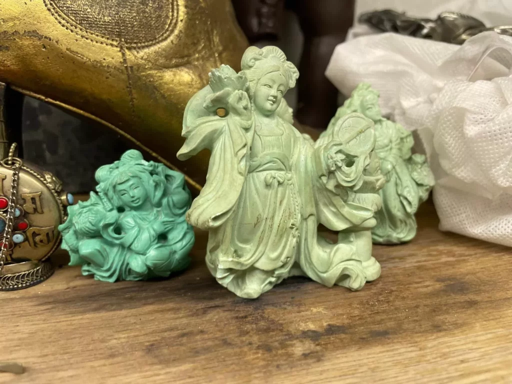 Des marques de règne à la qualité du décor